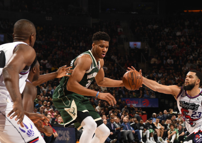 NBA约基奇补时争议三分绝杀勇士，终结对手七连胜登顶西部引热议